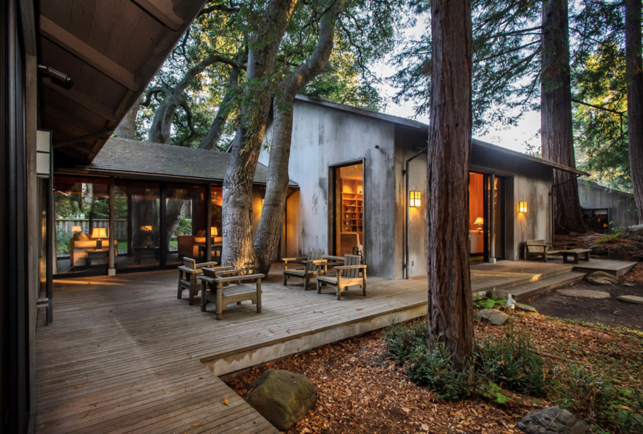 Деревянный дом с внутренним двориком