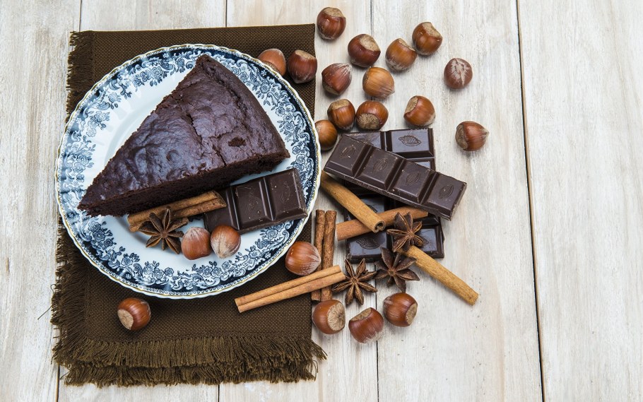 Сладости на деревянном столе