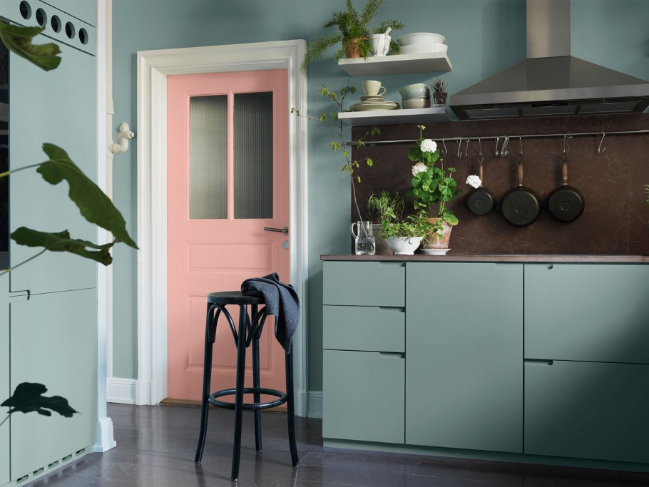 Салатовые стены в коридоре