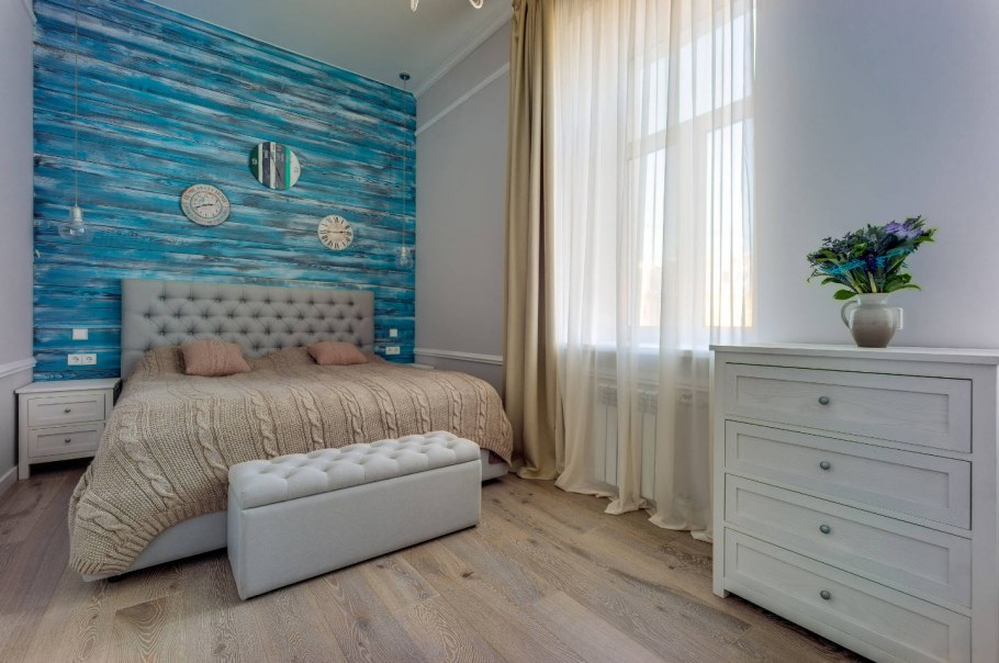 Деревянная стена в спальне