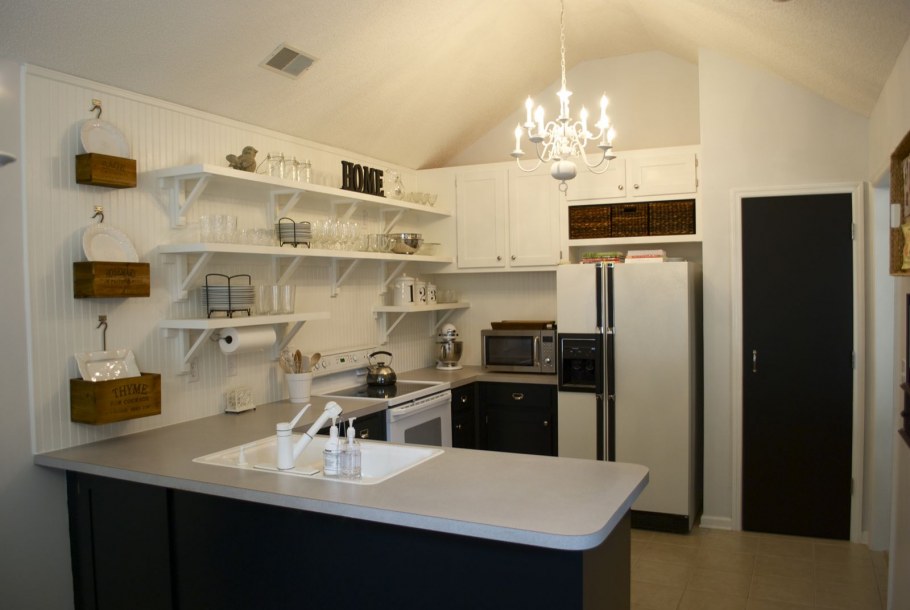 Открытые полки над холодильником