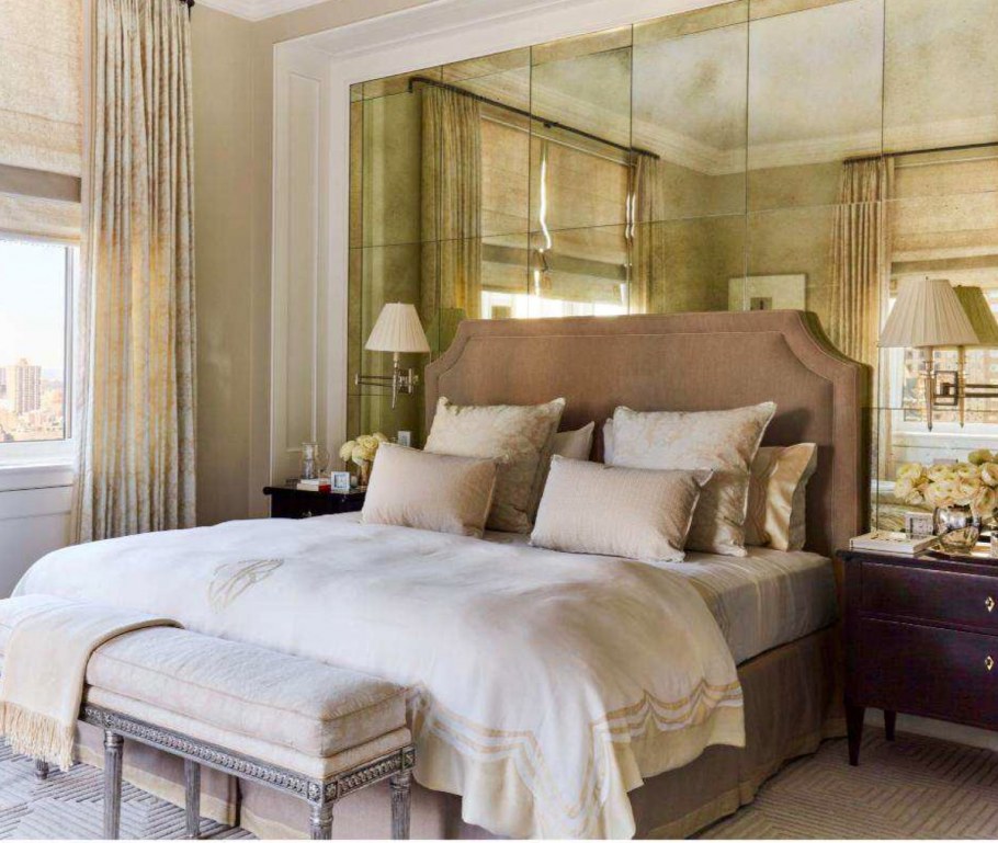 Зеркальные стены за изголовьем кровати