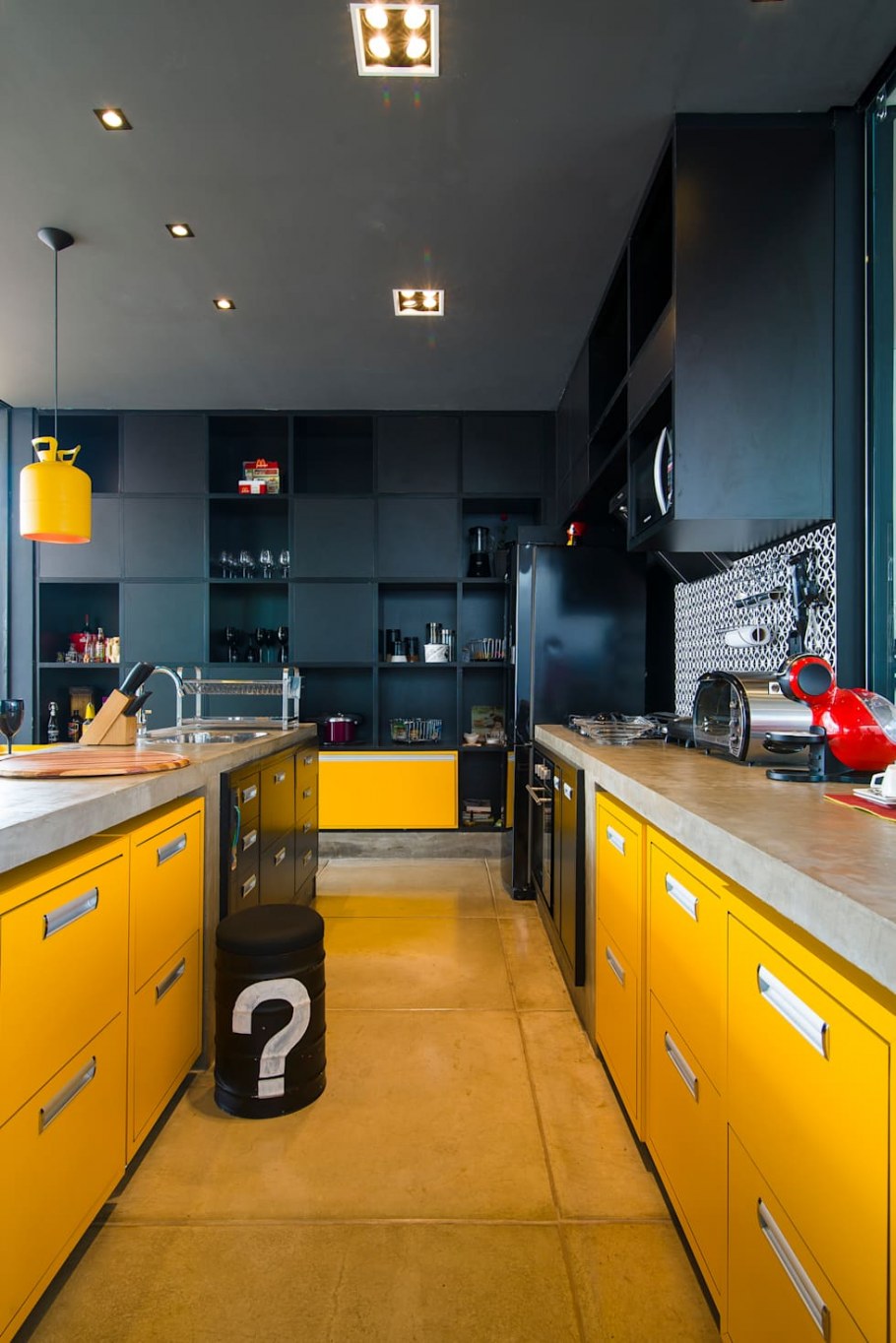 Желтая кухня лофт