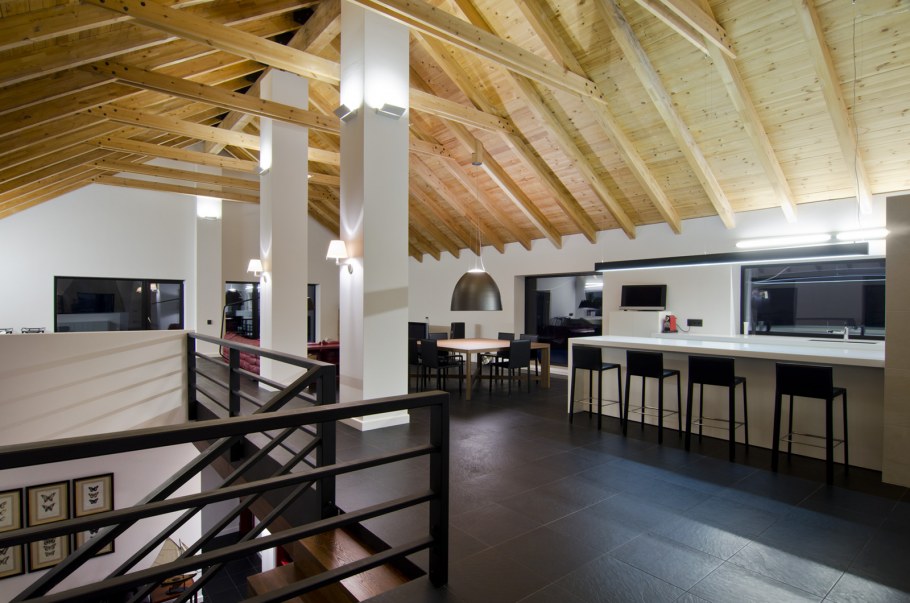 Видимые стропила в интерьере