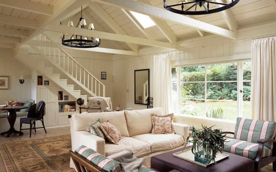 Уютная гостиная в загородном доме