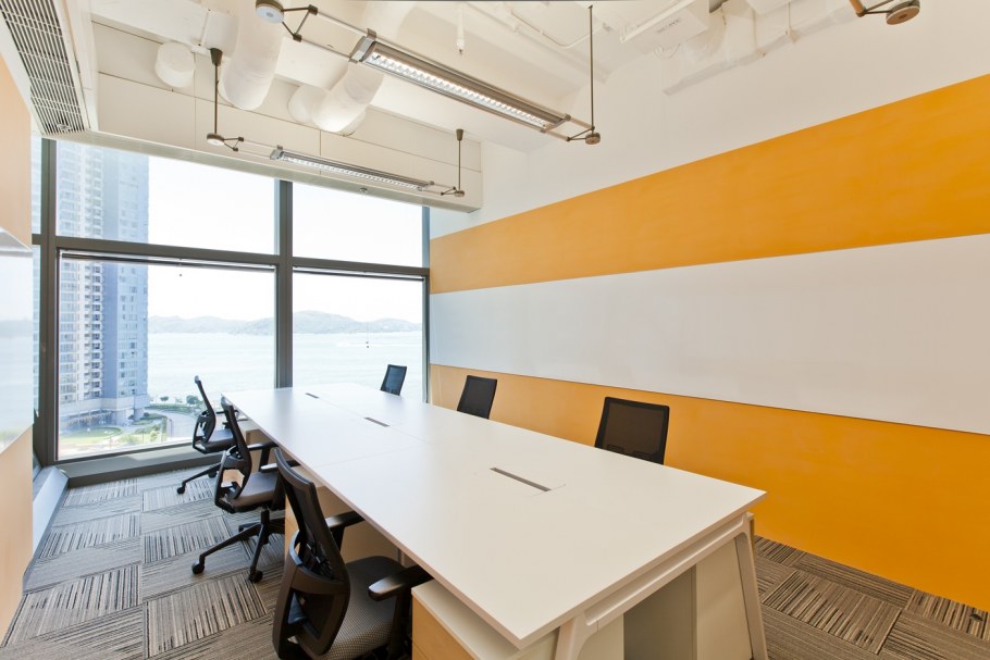 Интерьер рабочего кабинета в офисе