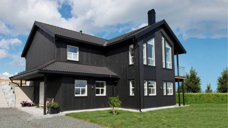 Каркасный дом черного цвета