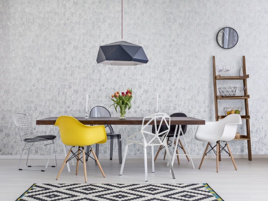 Разные стулья на кухне в скандинавском стиле