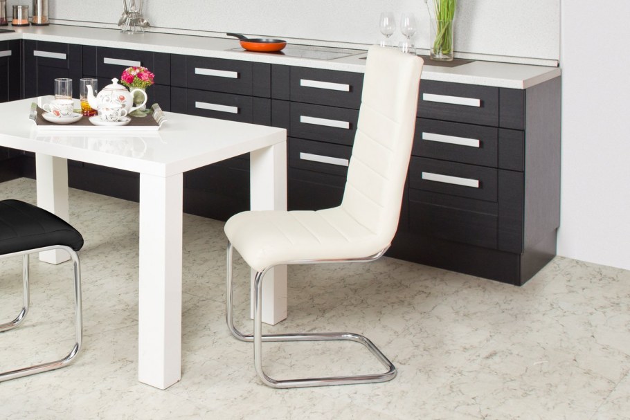 Интерьер с большим столом