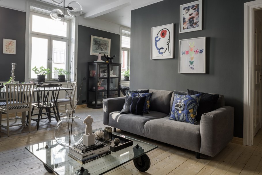 Темный диван в интерьере