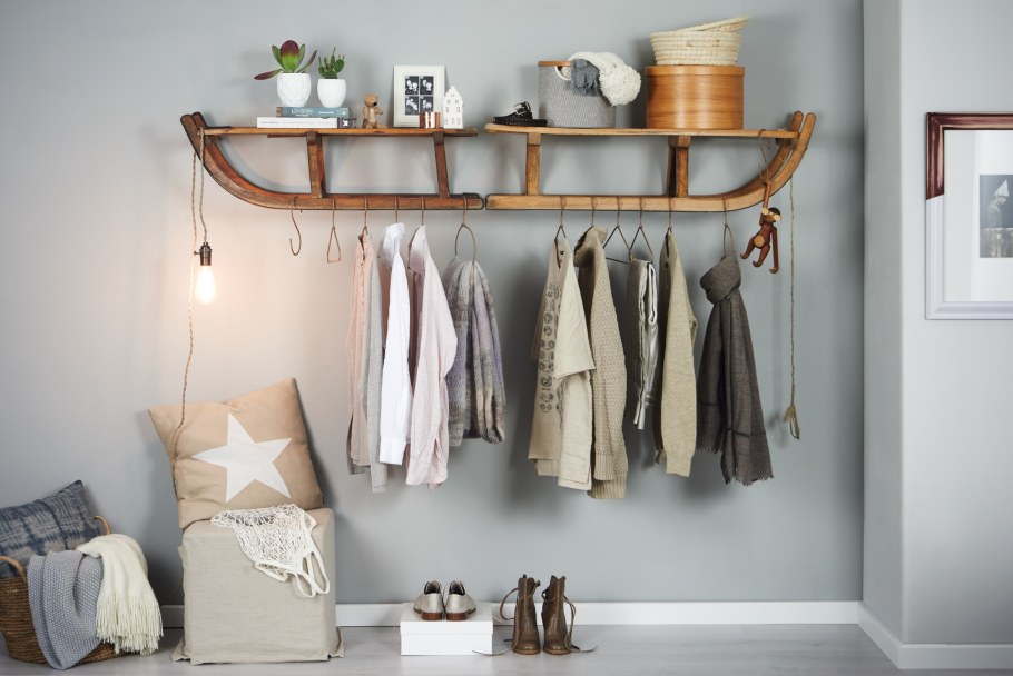Оригинальные вешалки в прихожую