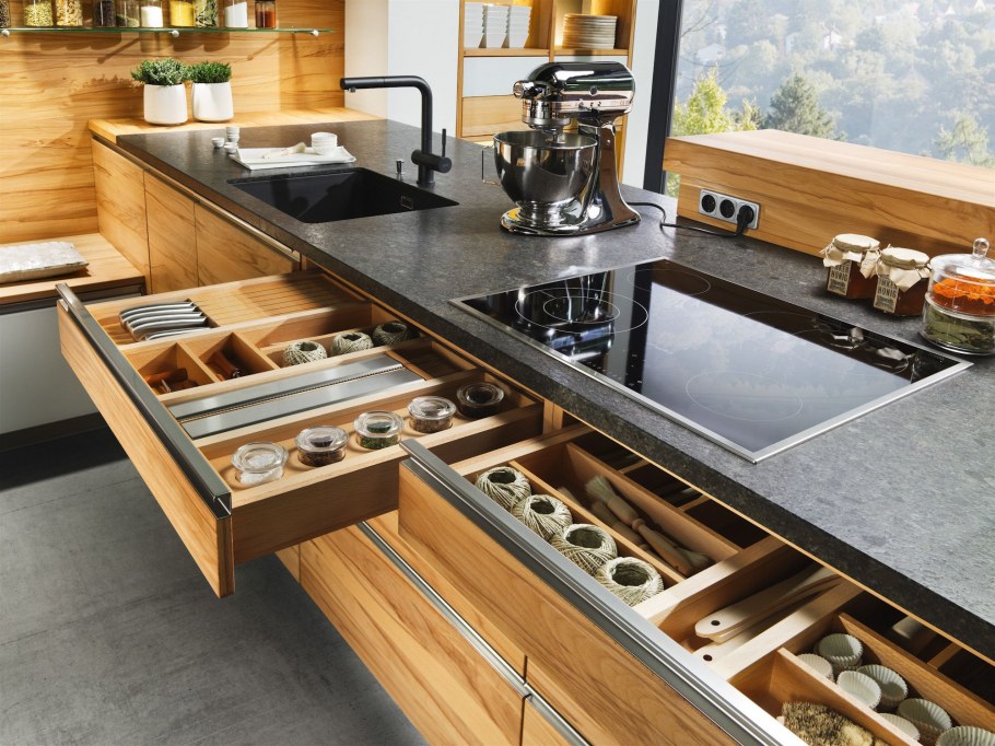 Современные кухни с столешницей из дерева