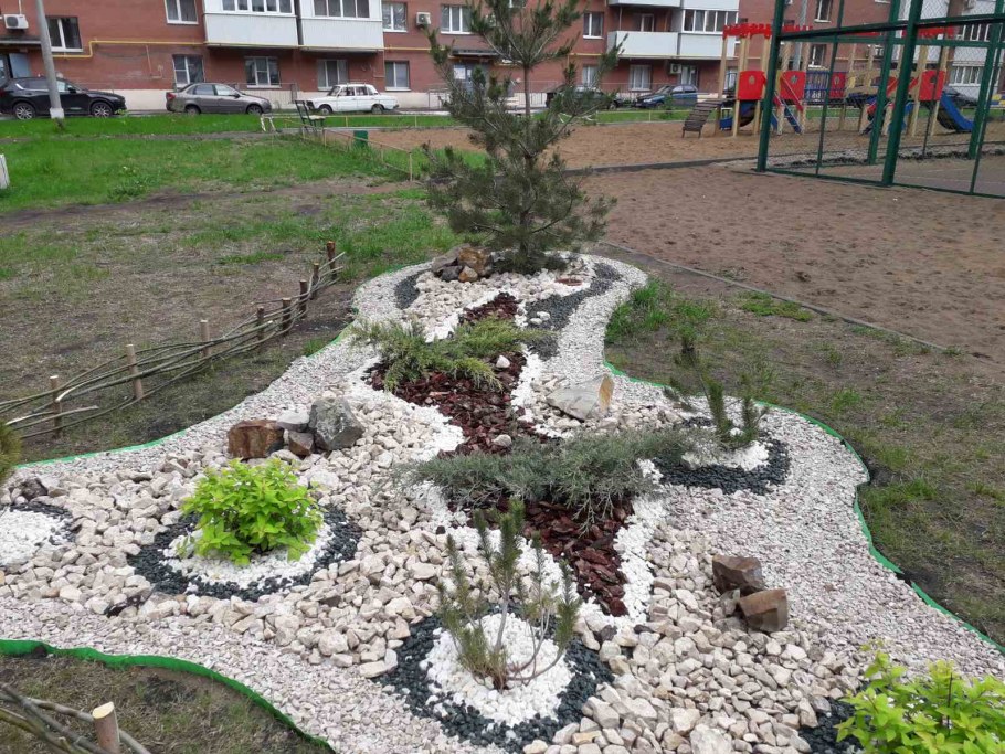 Клумбы в палисаднике