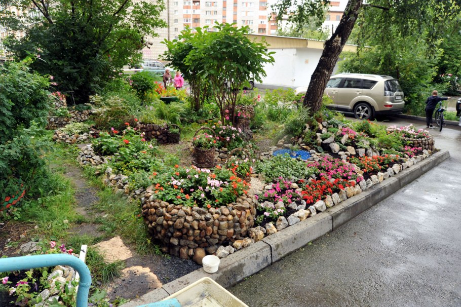 Клумба дворовая