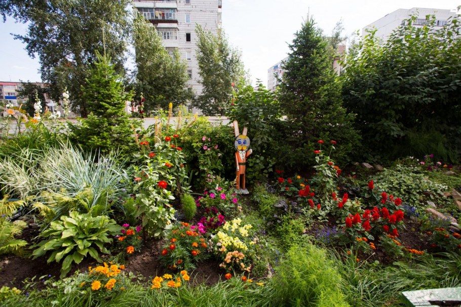 Площадки двор клумбы