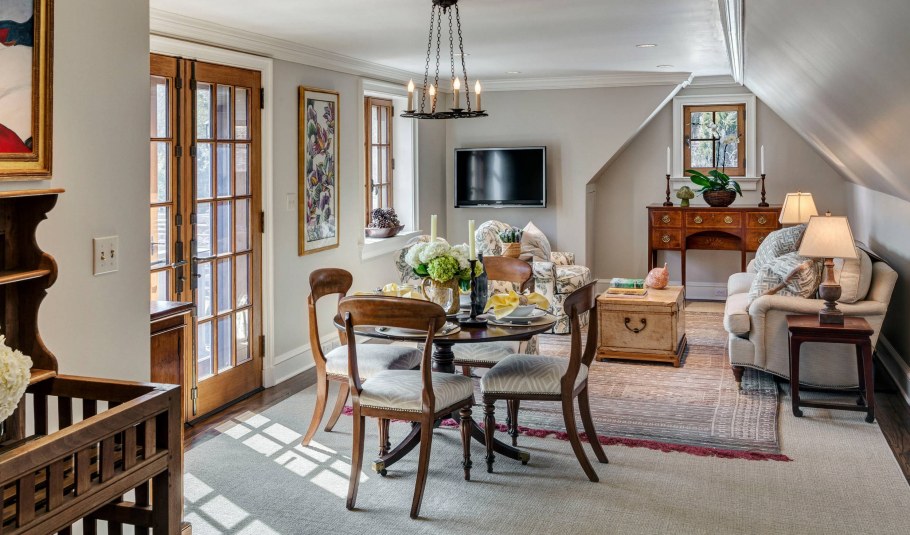 Кухня в классическом стиле с балками на потолке