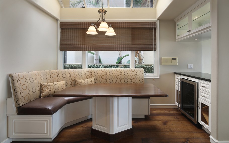 Интерьер угловой гостиной с двумя окнами