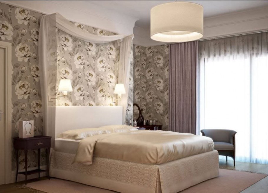 Маленькая спальня с обоями кофейного
