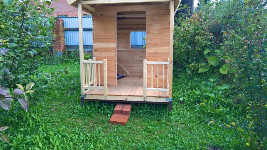 Двухэтажный домик на дачу