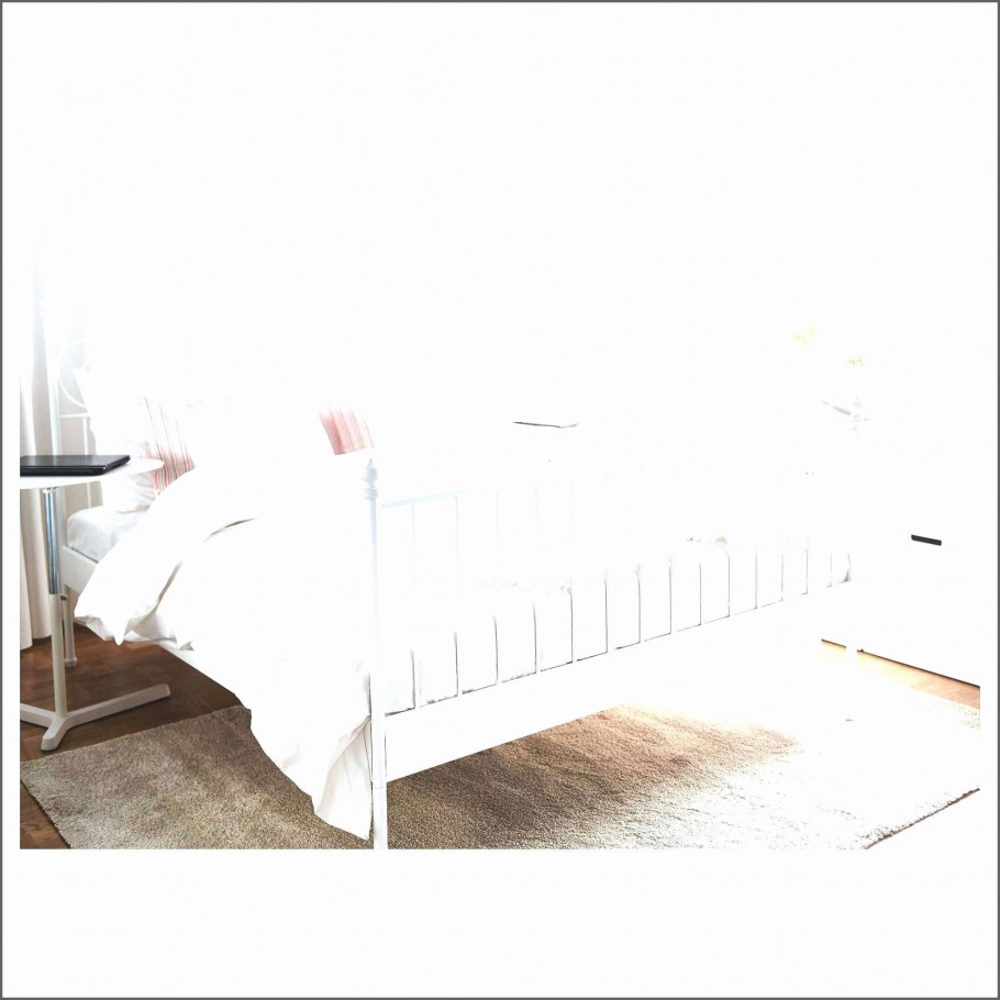 Белая кованая кровать икеа в интерьере