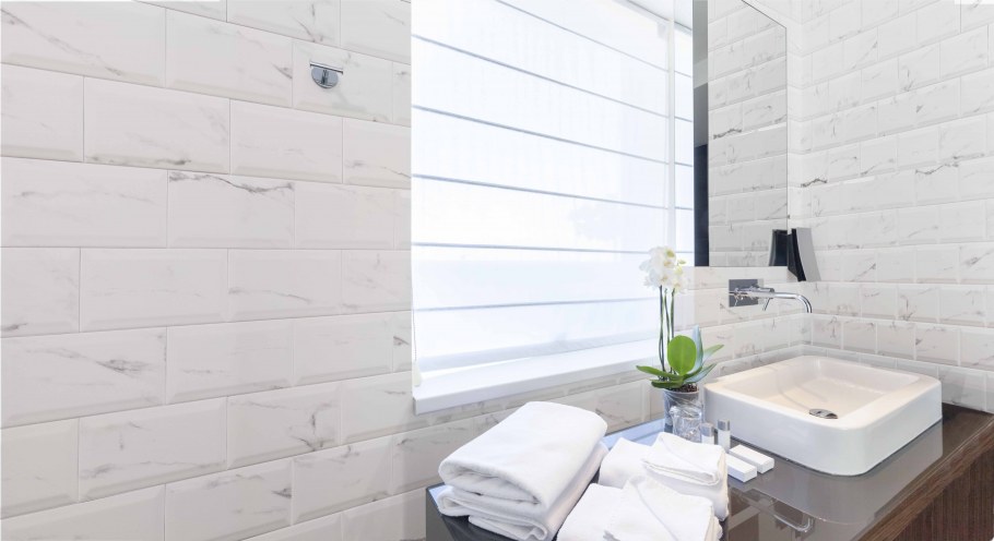 Ванна с белым кабанчиком