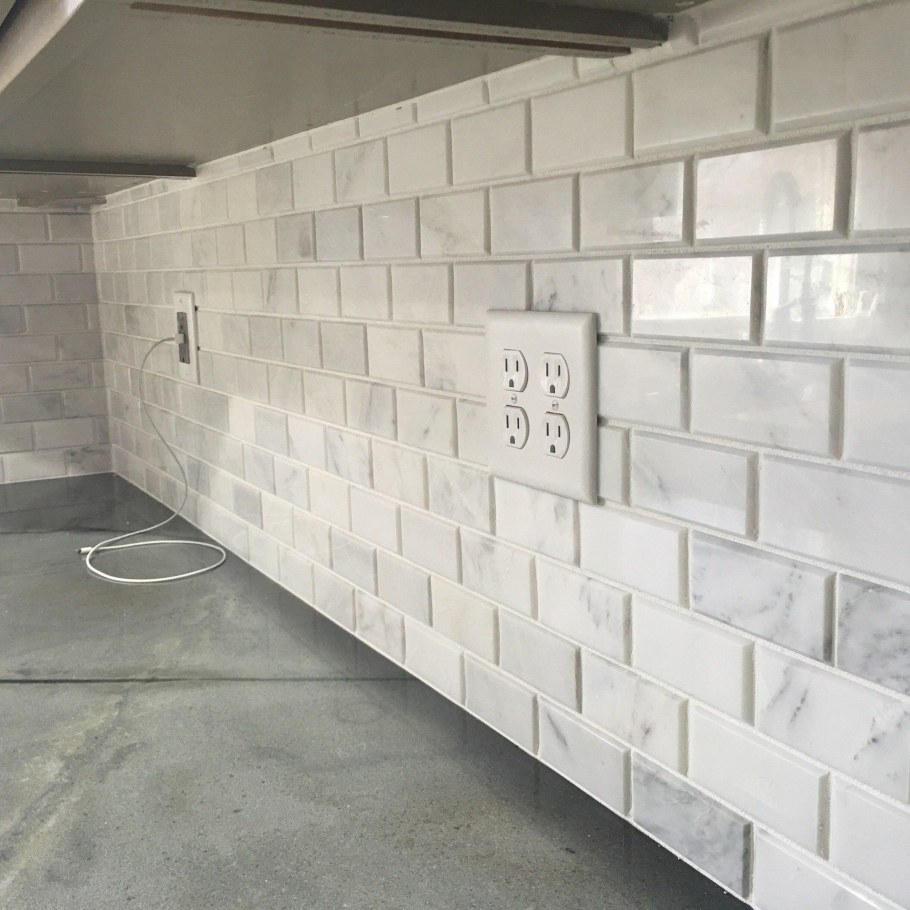 Белая ванная в стиле лофт