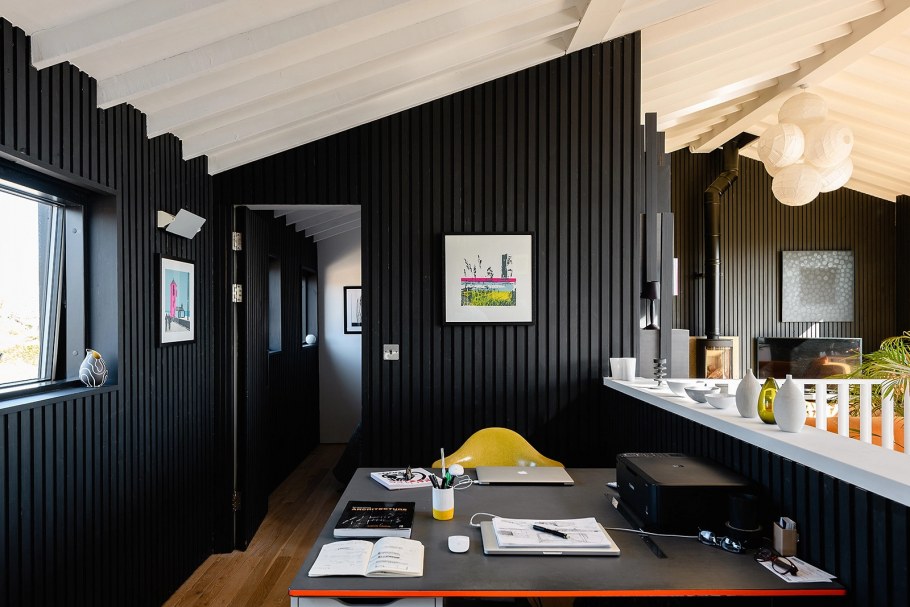 Черная стена в спальне