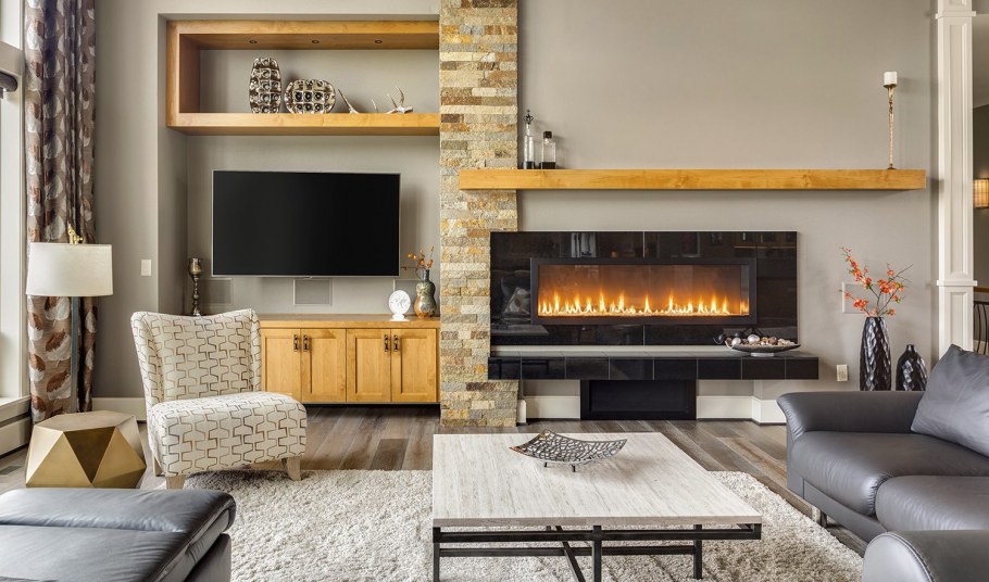 Камин в интерьере гостиной