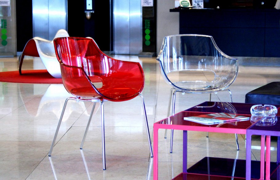 Пластиковые стулья в интерьере