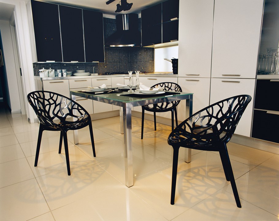 Прозрачные стулья в интерьере