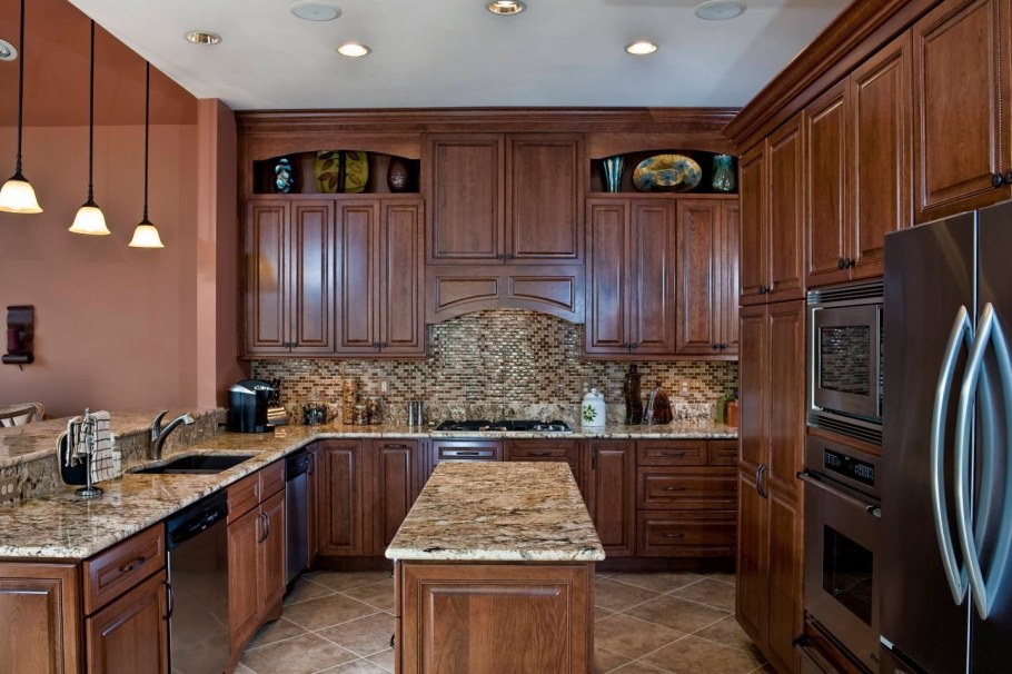 Кухня под темное дерево