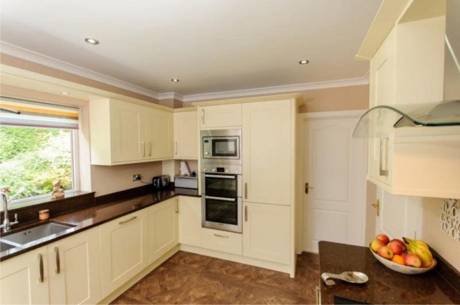 Сливочный цвет стен на кухне