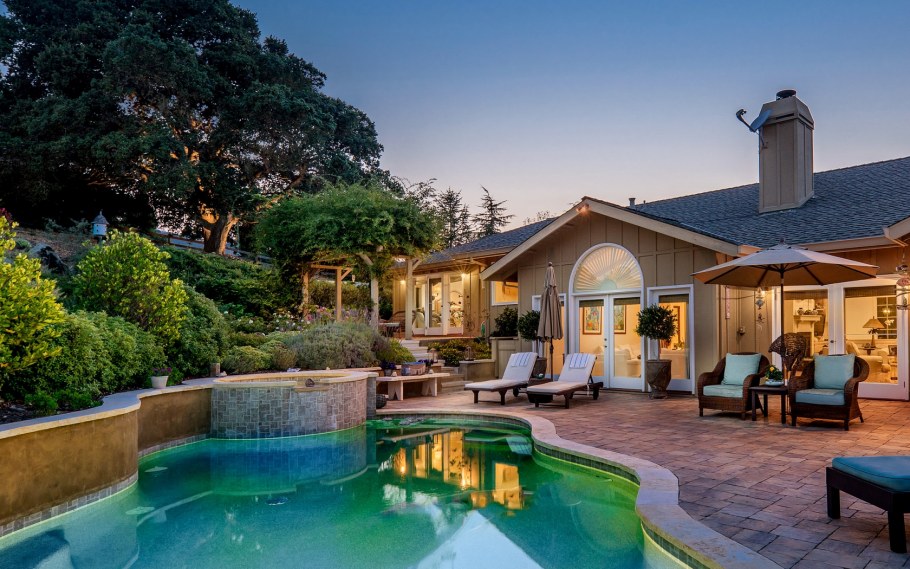 Особняк с бассейном