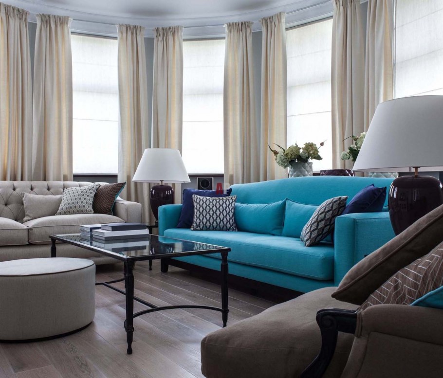 Голубой диван в интерьере гостиной