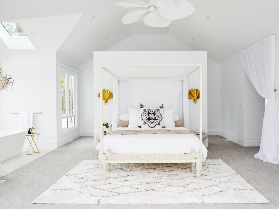 Футуристическая лаборатория белая