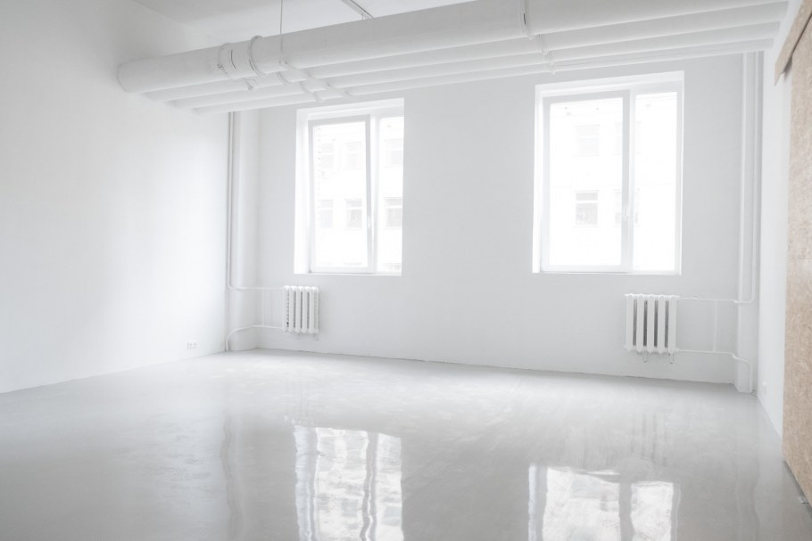 Белая комната без мебели