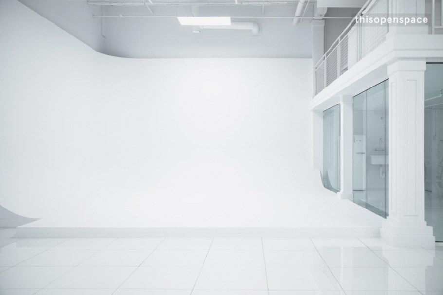 Пустая белая комната