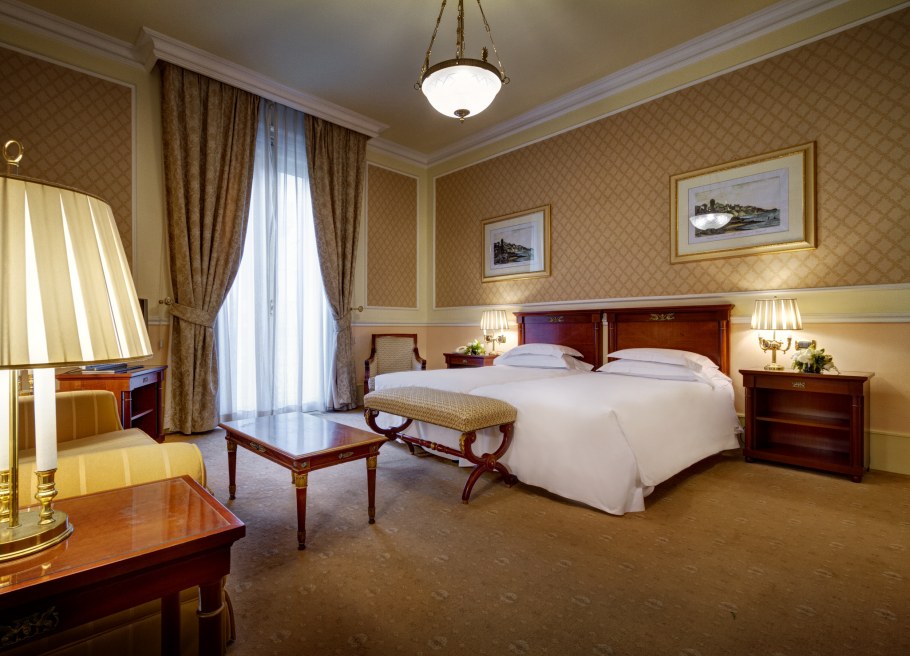 Номер отеля в классическом стиле