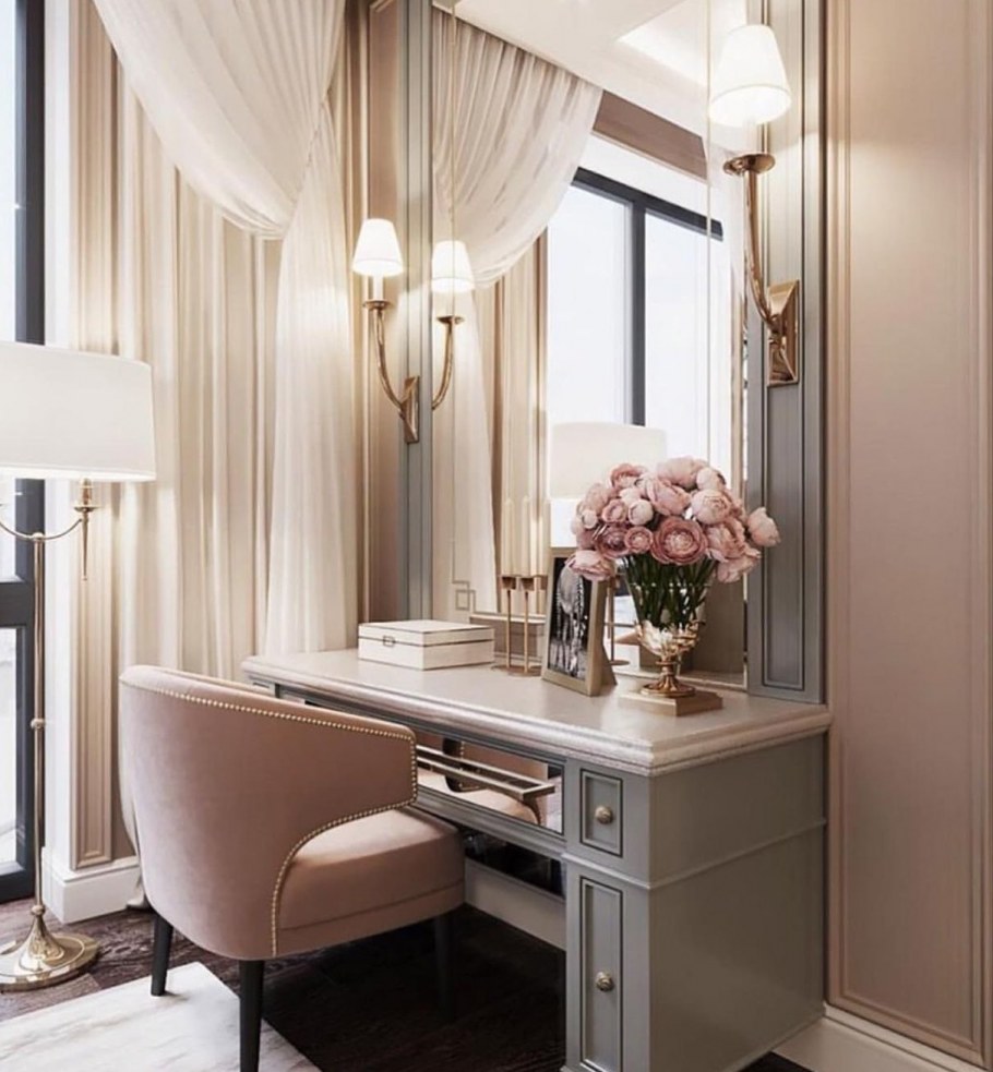 Туалетный столик у окна