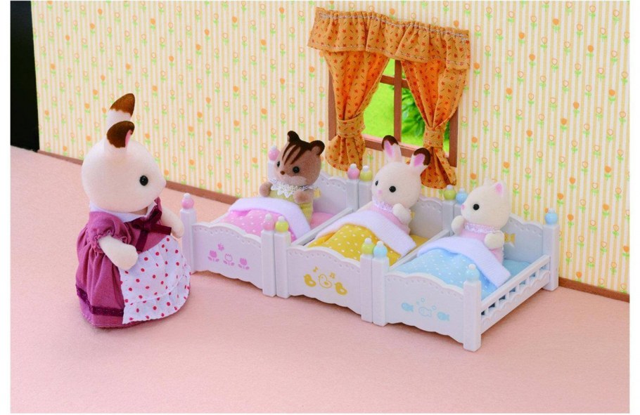 Белый ламинат в интерьере гостиной