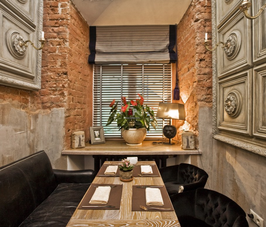 Кирпич и лепнина в интерьере