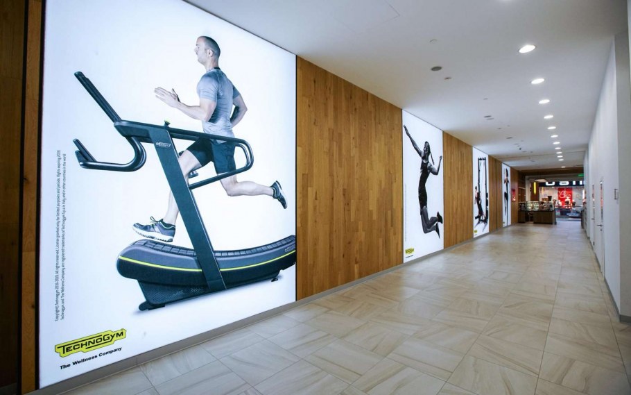 Яркий интерьер тренажерного зала