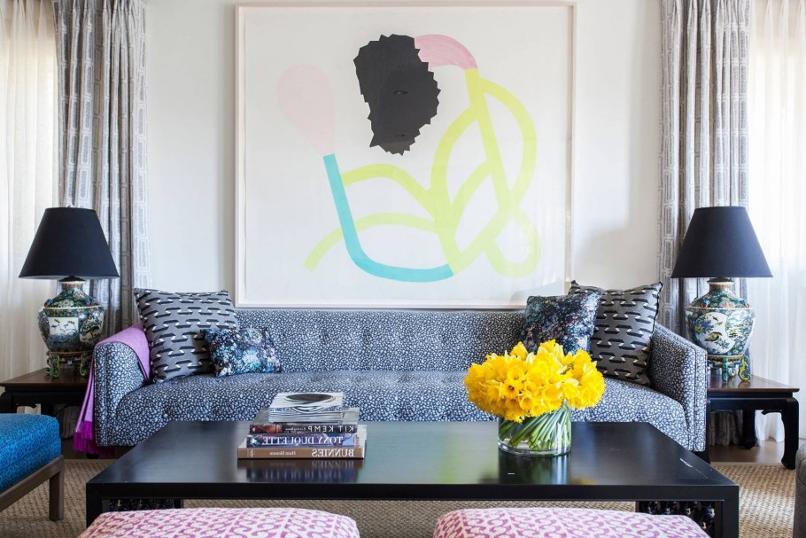 Цветной ковер в интерьере