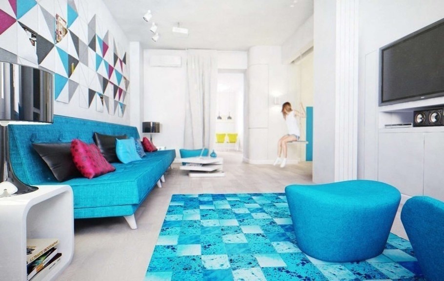 Зал в светлых тонах с яркими акцентами