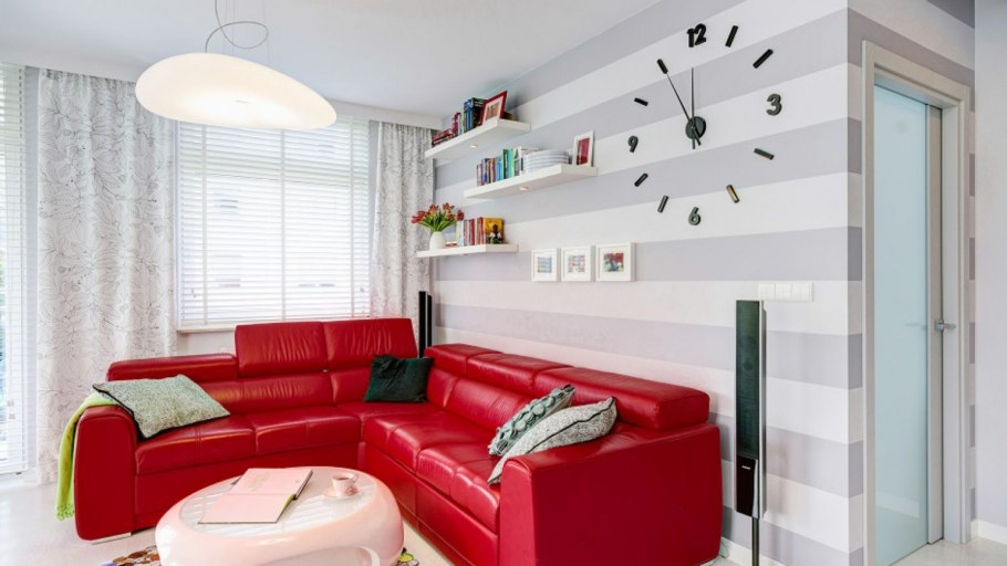 Синий диван с желтыми подушками