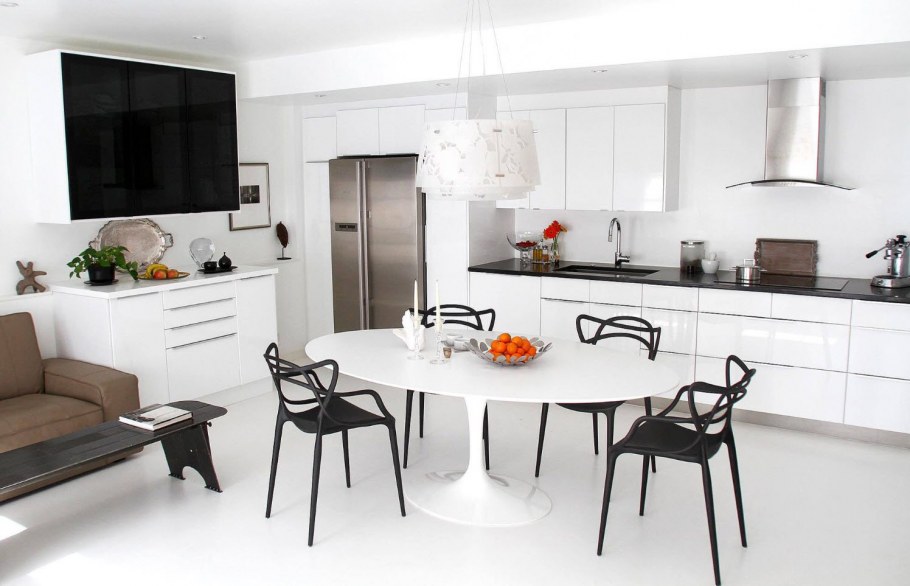 Черно белая кухня с обеденной зоной