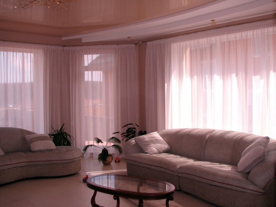 Угловое окно в зале