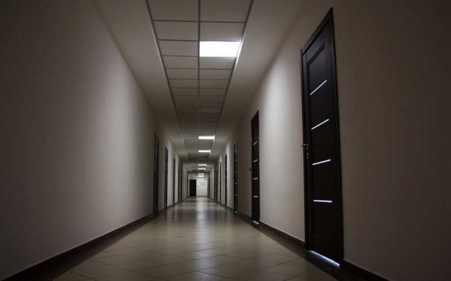 Дизайн коридора административного здания