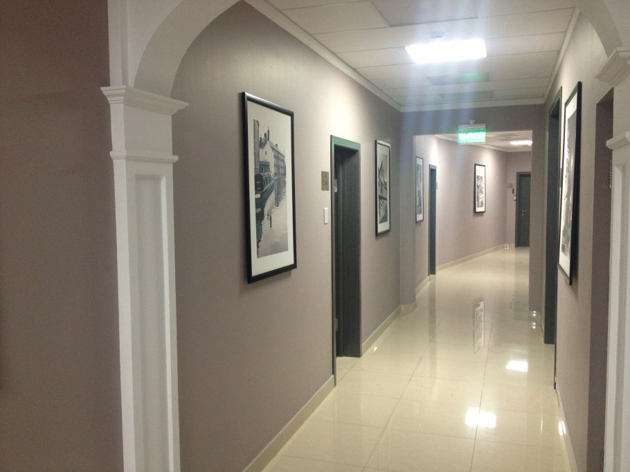 Коридор покрашены с отступом от потолка