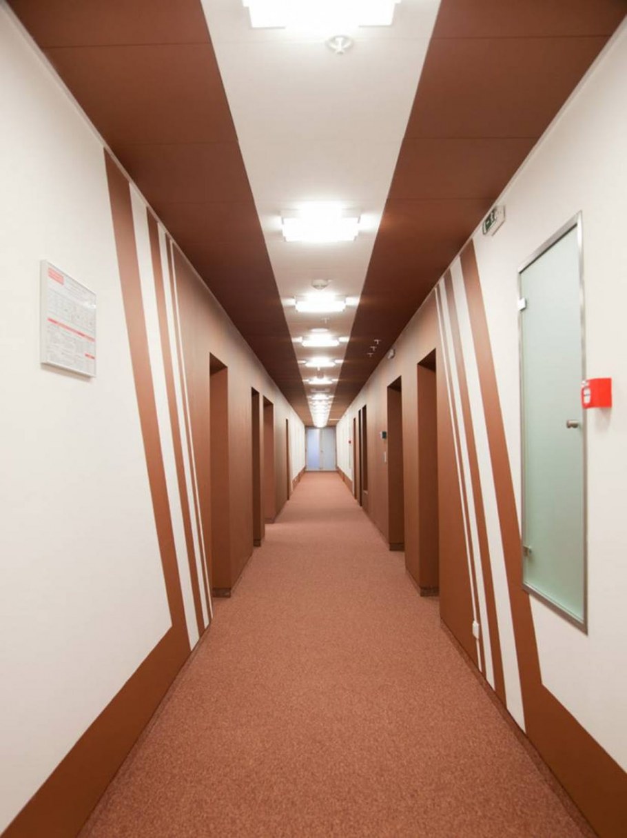 Интерьер коридора в учебном заведении